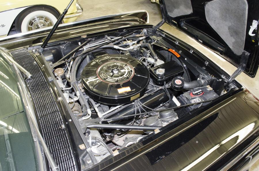  Lincoln Continental Convertible 1963 года  (фото 7 из 18)